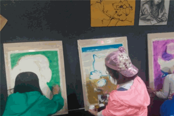 童彩启迪美术教育